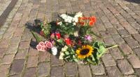 Auf dem Kieler Rathausplatz wurden im Gedenken an die getötete Auszubildende (23) Blumen niedergelegt.