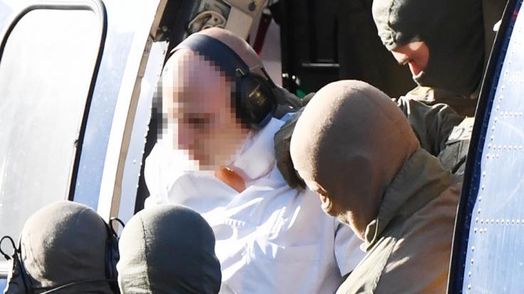 Der mutmaßliche Rechtsextremist Stephan B. kurz nach der Landung in Karlsruhe. Dort wurde der 27-Jährige am Donnerstag dem Haftrichter vorgeführt.