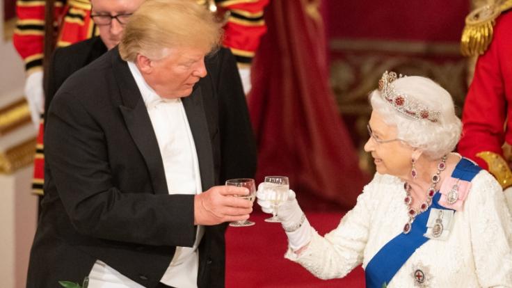 Hat Donald Trump das royale Protokoll gebrochen?