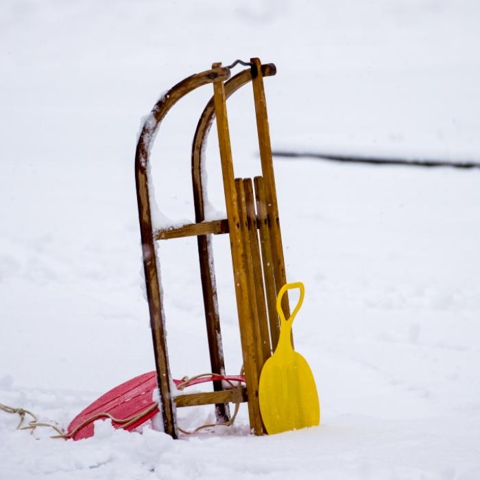 Zug kollidiert mit Schlitten - 2 Teenager-Mädchen tot