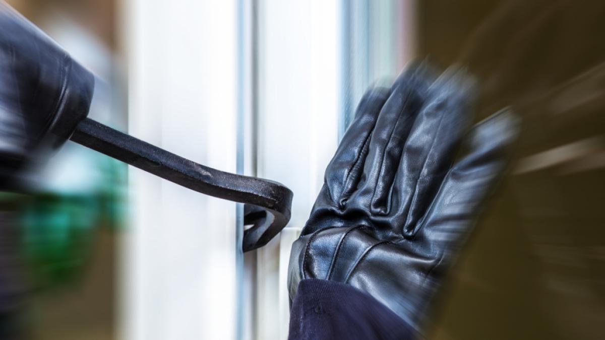Die mutma&szlig;lichen T&auml;ter verschafften sich &uuml;ber den Balkon Zugang zur Wohnung und sollen sich anschlie&szlig;end an der 27-j&auml;hrigen Frau vergangen haben (Symbolbild). (Foto)