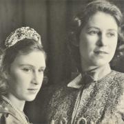 Prinzessin Elizabeth, hier mit ihrer jüngeren Schwester Prinzessin Margaret, lernte ihren späteren Ehemann Prinz Philip bereits als Teenager kennen.