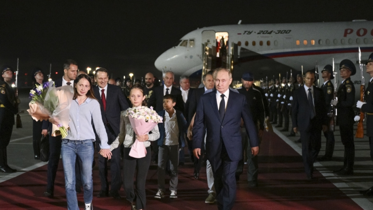 Nach dem Gefangenenaustausch mit dem Westen empfing Pr&auml;sident Wladimir Putin (r.) auch ein russisches Spionage-Paar mit seinen Kindern am Flughafen Wnukowo. (Foto)