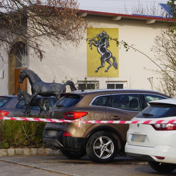 Junge (15) tot, Vater schwer verletzt - Bruder (17) tatverdächtig