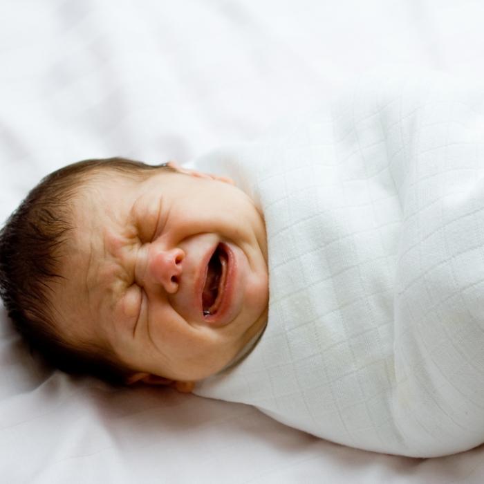 Neugeborenes Baby ohne Arme und Beine lässt Ärzte staunen