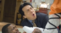 Im dritten und letzten Teil von «Rush Hour» lassen es Jackie Chan und sein Filmpartner erneut ordentlich krachen. Diesmal verschlägt es das Ermittlerduo nach Los Angeles und Hongkong.
