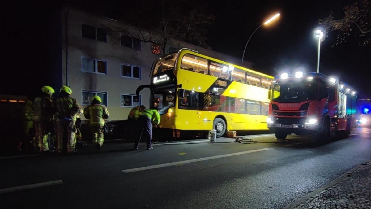 In der Leonorenstra&szlig;e in Berlin-Steglitz ist eine 15-J&auml;hrige bei einem Unfall mit einem Doppeldecker-Bus ums Leben gekommen. (Foto)