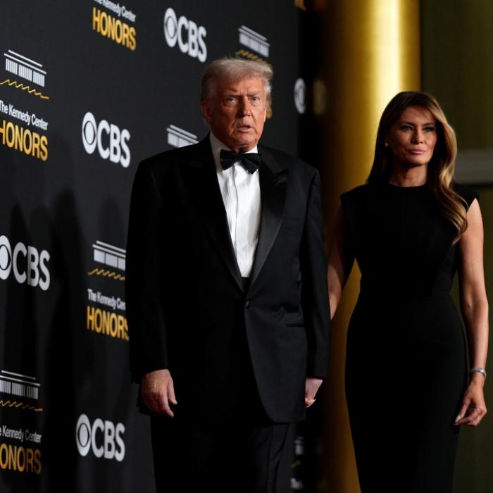 Gequälter Auftritt auf dem roten Teppich - First Lady mit aufgesetztem Lächeln