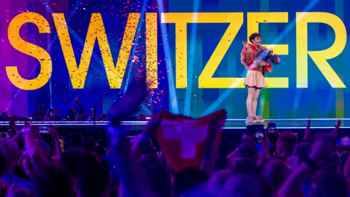 Nemo aus der Schweiz jubelt nach dem Gewinn im Finale des Eurovision Song Contest (ESC) 2024 mit seinem Titel "The Code". (Foto)