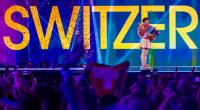 Nemo aus der Schweiz jubelt nach dem Gewinn im Finale des Eurovision Song Contest (ESC) 2024 mit seinem Titel 