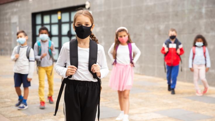 Um Schulschließungen zu vermeiden, schlagen Politiker:innen Unterricht im Freien.