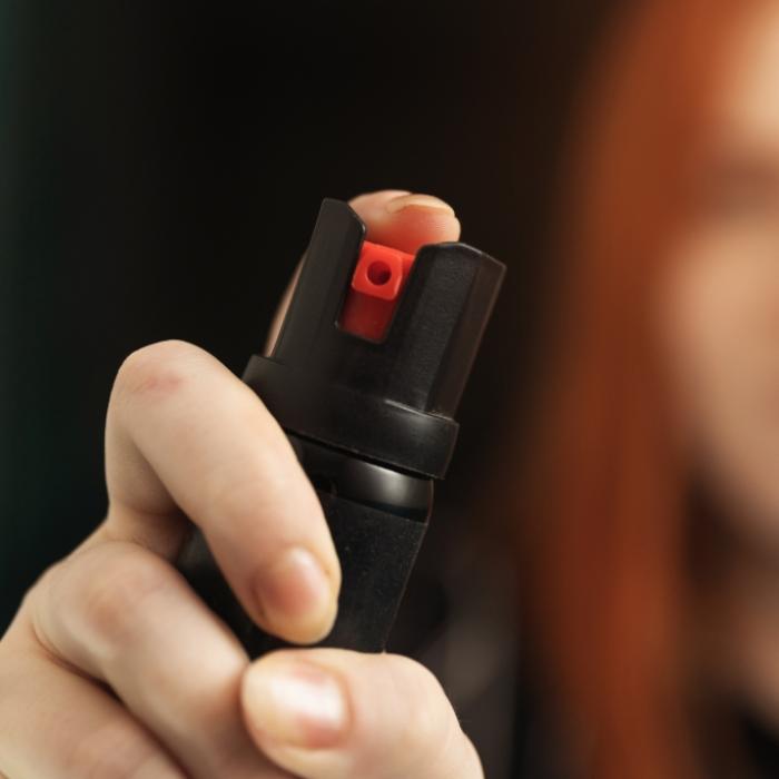 Er nahm ihr Telefon! Schülerin attackiert Lehrer mit Pfefferspray