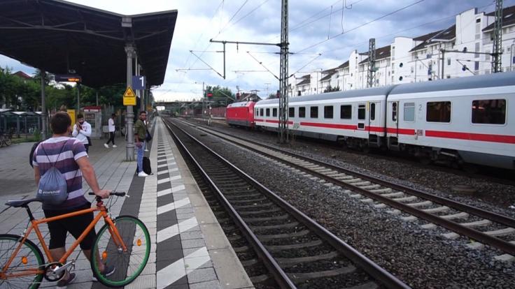 Der Bahnverkehr steht nach Unwettern in Deutschland.