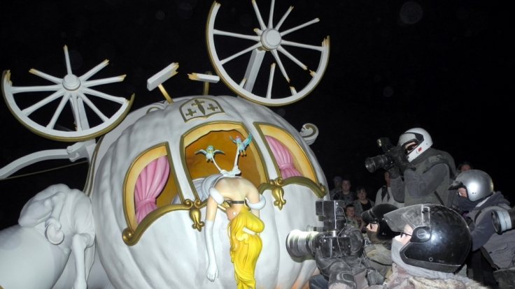 Hinter dem verfallenen Märchenschloss ist Cinderella tödlich verunglückt.