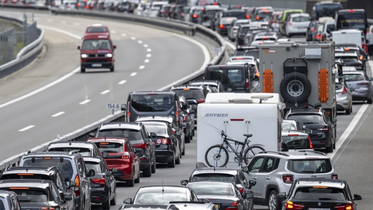 Stau-Alarm auf Deutschlands Autobahnen: Aufgrund der in einigen Bundesl&auml;ndern beginnenden Sommerferien warnt der ADAC schon Ende Juni 2024 vor erh&ouml;hter Stau-Gefahr. (Foto)