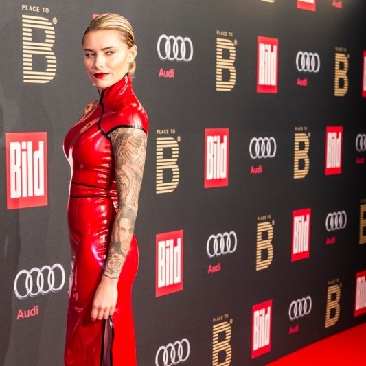Thomalla als rote Domina im sexy Latex-Outfit