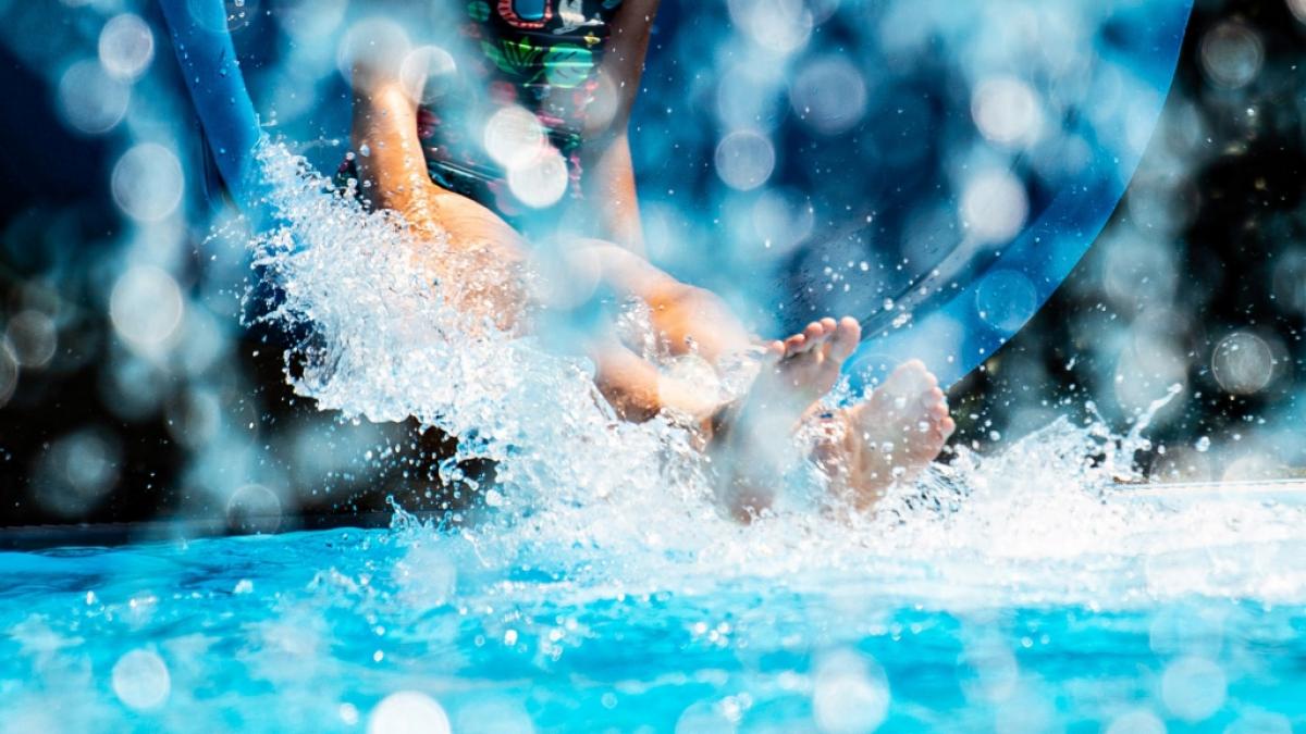Ein Schwimmbad-Besuch wurde zum Albtraum. (Foto)