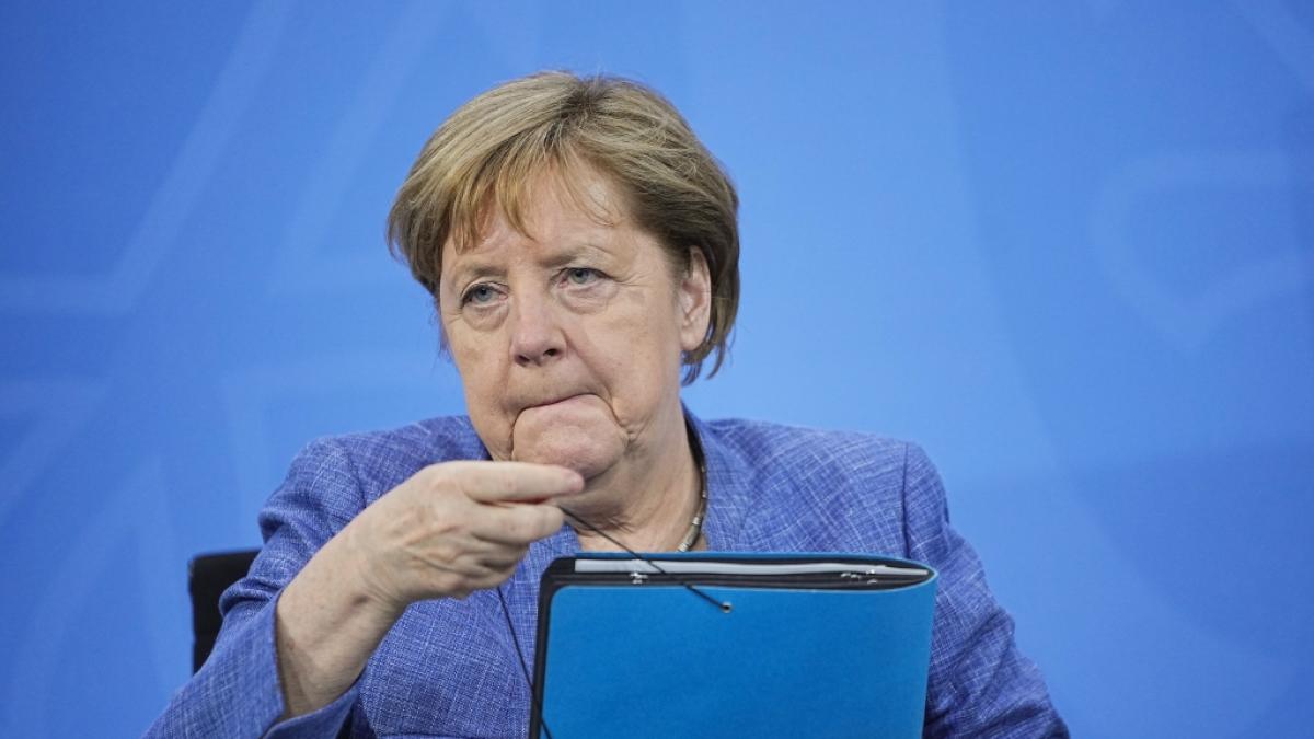 Angela Merkel patzte bei der Ankunft in Cornwall. (Foto)