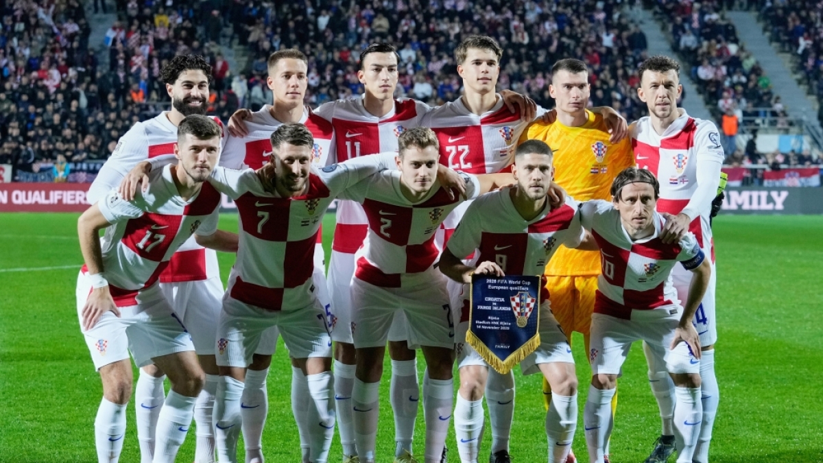 Kroatische Spieler posieren f&uuml;r ein Mannschaftsfoto vor dem Qualifikationsspiel zur Fu&szlig;ballweltmeisterschaft 2026 in der Gruppe L zwischen Kroatien und den F&auml;r&ouml;er. Kroatien nimmt an der Fu&szlig;ball-WM 2026 teil, am 14.11.2025. (Symbolbild) (Foto)