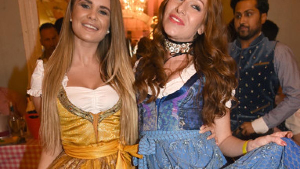 Linda Vaterl (l.) und Georgina Fleur beim Oktoberfest 2016 in M&uuml;nchen. (Foto)