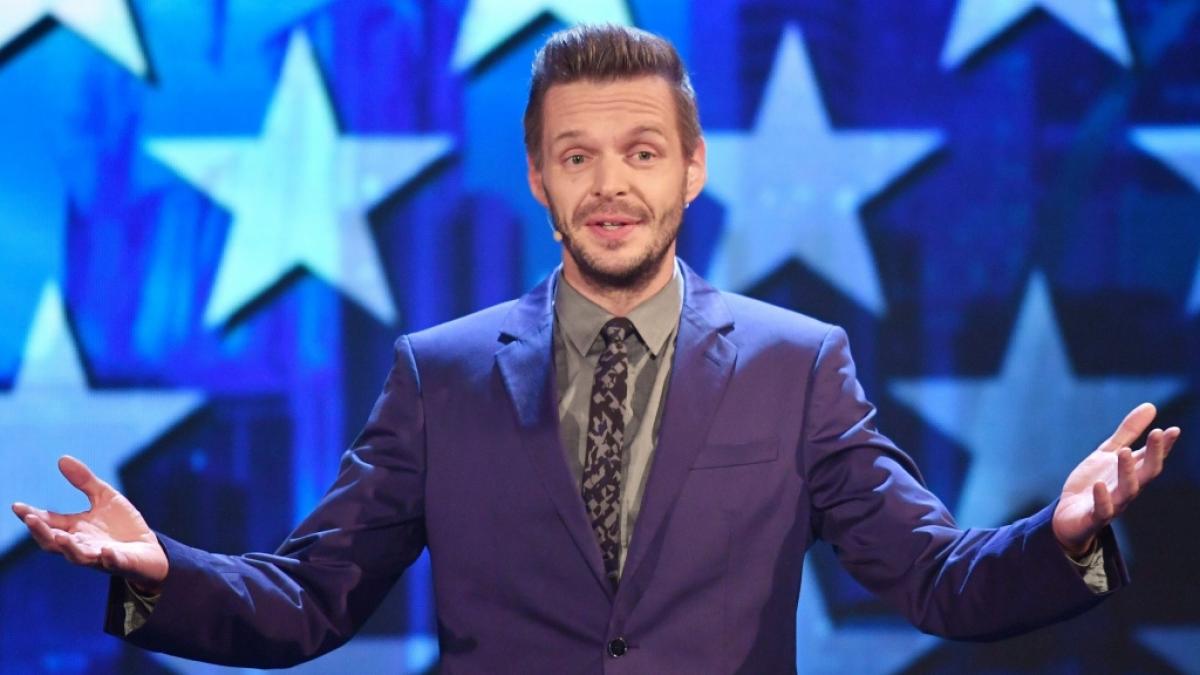Florian Schroeder bei einem Auftritt&nbsp;in der RTL-Show "Mensch Gottschalk - Das bewegt Deutschland" (2016). (Foto)