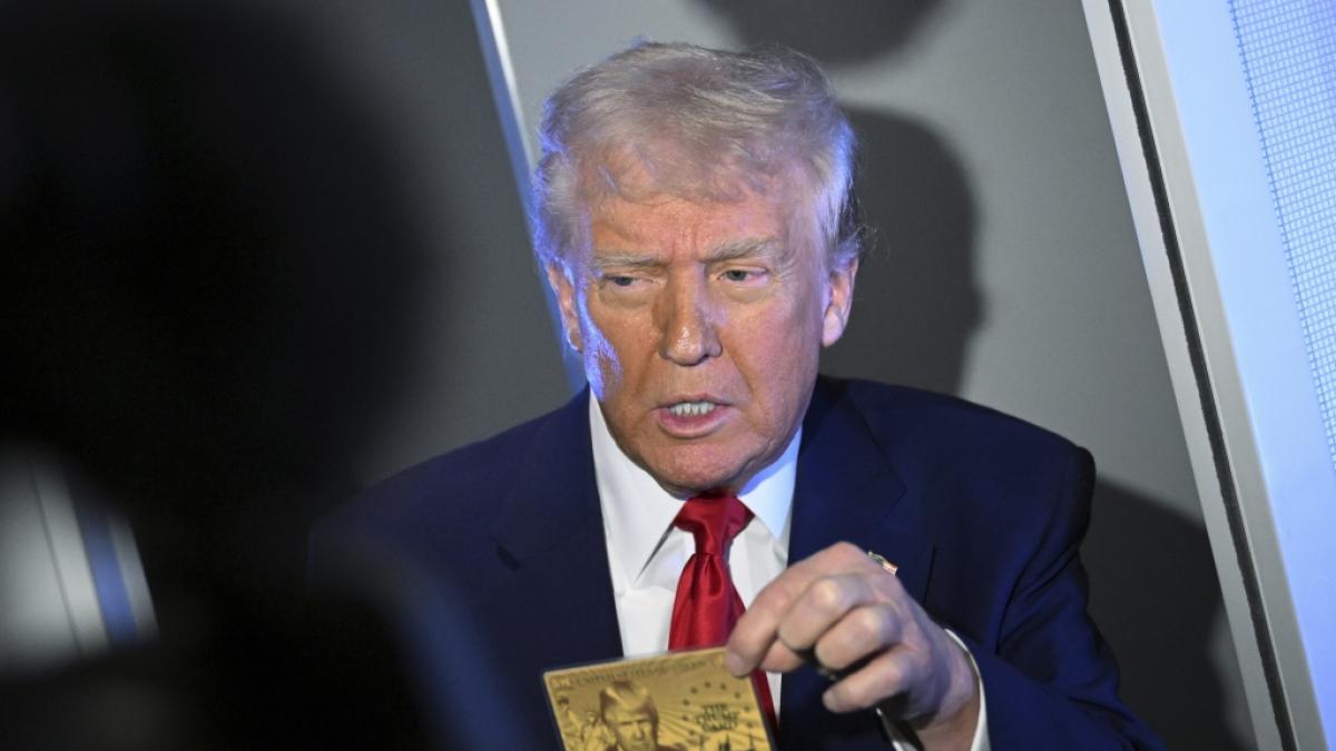 Donald Trump zeigt an Bord der Air Force One die goldene 5-Millionen-Dollar-Karte. (Foto)