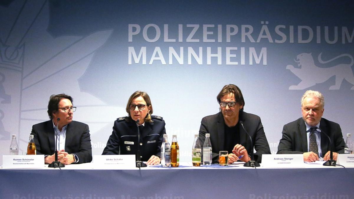 Bei einer Pressekonferenz der Polizei sprechen Romeo Sch&uuml;ssler, Ulrike Sch&auml;fer, Andreas Stenger und Alexander Schwarz zu den Journalisten. (Foto)