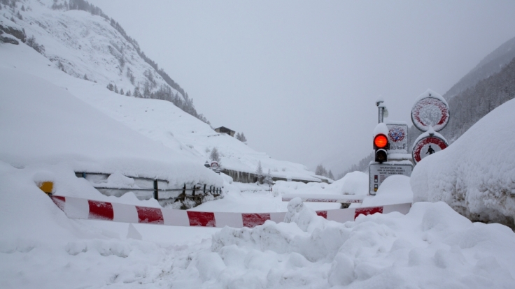 Die Straße von Täsch nach Zermatt (Schweiz) ist wegen Lawinengefahr gesperrt. Der Wintersportort Zermatt in der Schweiz ist nach ergiebigen Schneefällen erneut nur noch aus der Luft erreichbar.