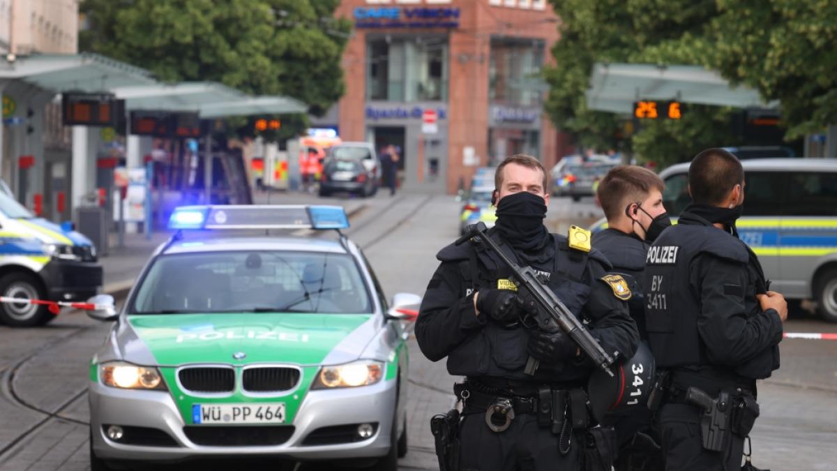 Polizisten stehen in der Innenstadt. Bei einer Messerattacke in der W&uuml;rzburger Innenstadt sind am Freitag mehrere Menschen get&ouml;tet worden. (Foto)
