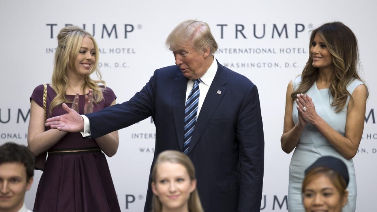 Donald Trump, hier umringt von seiner j&uuml;ngsten Tochter Tiffany und Ehefrau Melania, wird zum elften Mal Opa: Tiffany Trump ist mit ihrem ersten Kind schwanger. (Foto)