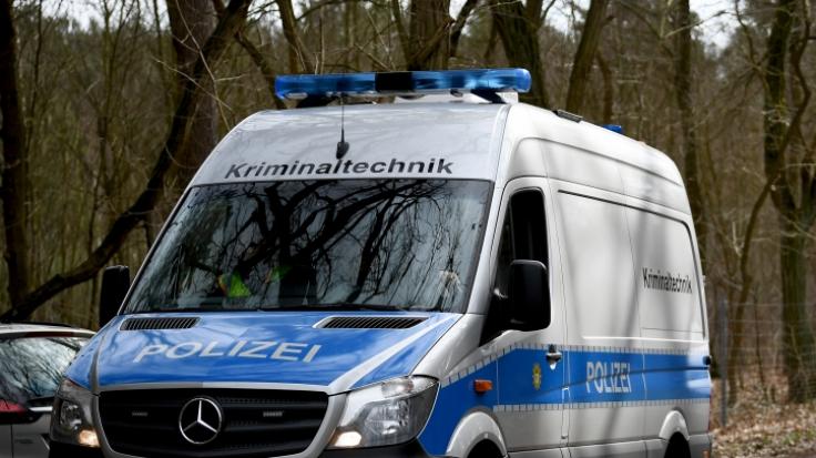 Eine Hundertschaft der Berliner Polizei ist nach Brandenburg ausgerückt, um bei Storkow (Oder-Spree) ein Waldstück nach der vermissten Rebecca aus Berlin abzusuchen.