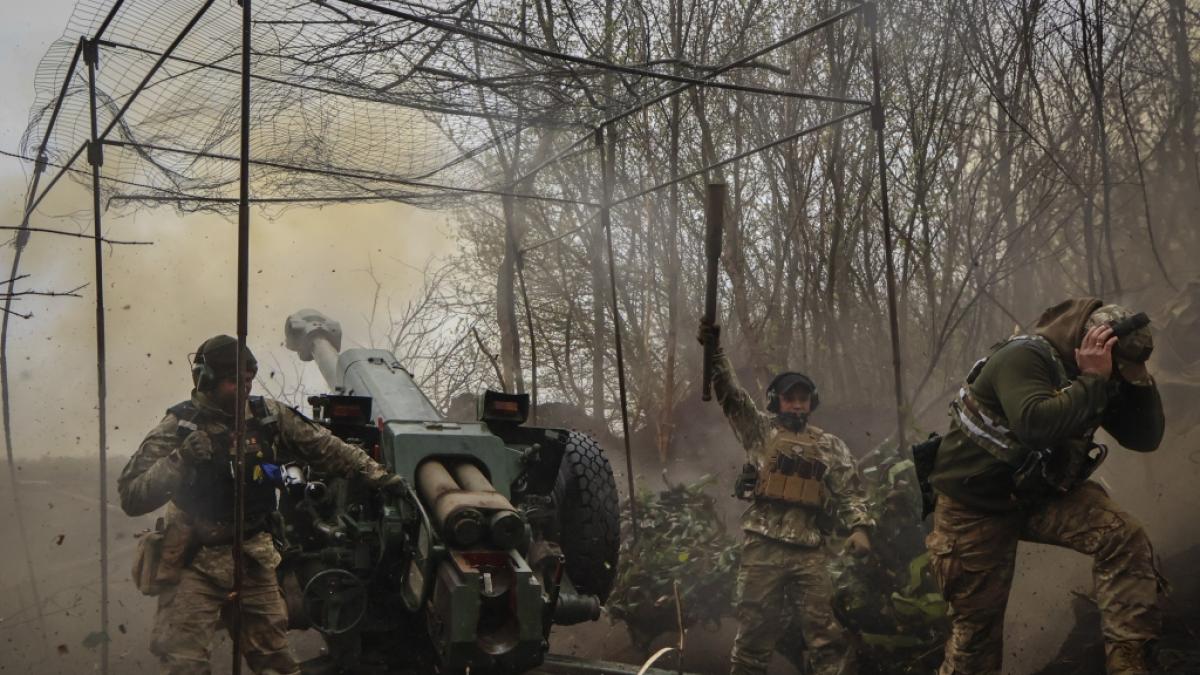 Ukrainische Soldaten feuern eine Haubitze D-30 an der Frontlinie in der N&auml;he von Bachmut, Region Donezk, Ukraine. (Foto)