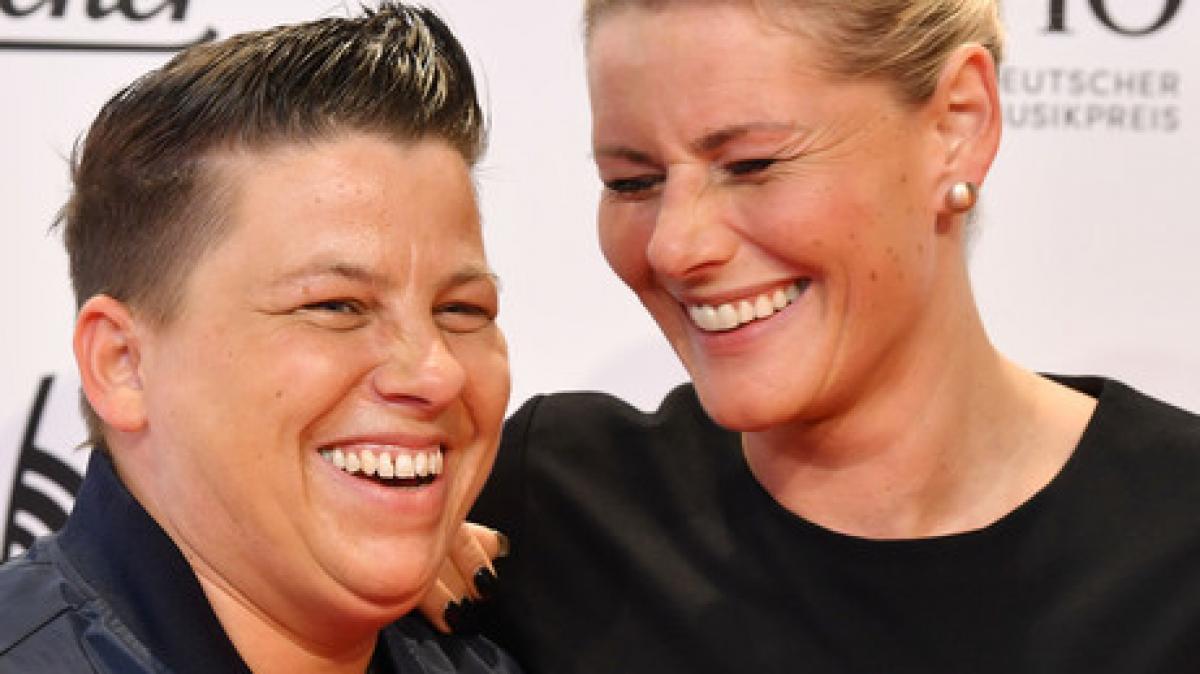 Die S&auml;ngerin Kerstin Ott (l) und ihre Freundin Karolina bei der Verleihung des Deutschen Musikpreises Echo. (Foto)