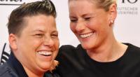 Die Sängerin Kerstin Ott (l) und ihre Freundin Karolina bei der Verleihung des Deutschen Musikpreises Echo.