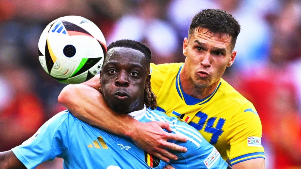 J&eacute;r&eacute;my Doku (l.) und Olexander Tymtschyk (r.) im Zweikampf. Belgien zitterte sich in Gruppe D der UEFA Euro 2024 gegen die Ukraine ins Achtelfinale. (Foto)