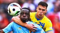 Jérémy Doku (l.) und Olexander Tymtschyk (r.) im Zweikampf. Belgien zitterte sich in Gruppe D der UEFA Euro 2024 gegen die Ukraine ins Achtelfinale.