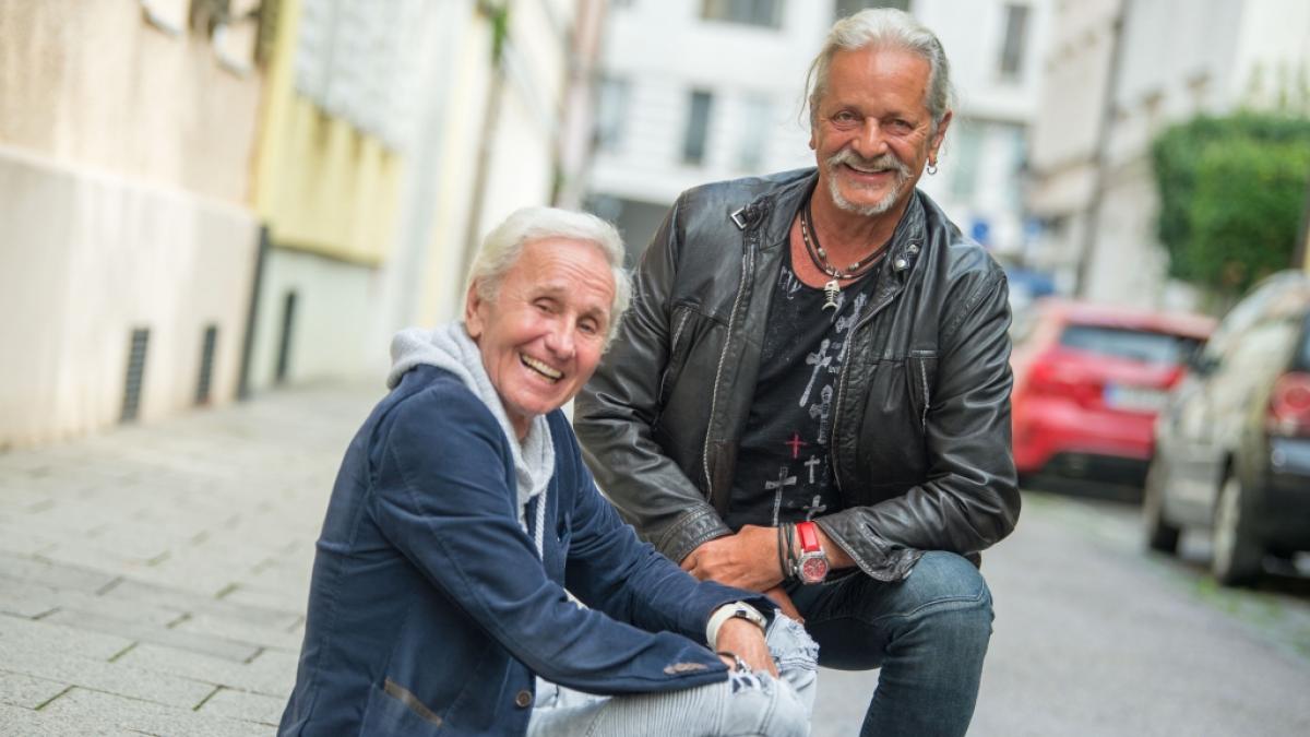 Thomas Spitzer (r.) mit Musikerkollege&nbsp;Klaus Eberhartinger (l.) spricht in der Band-Biografie &uuml;ber seine Drogenvergangenheit. (Foto)