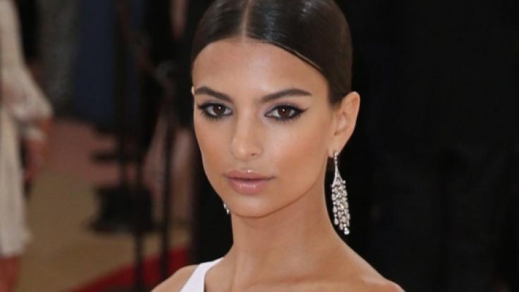Emily Ratajkowski verbringt ihre Zeit in ihrem Zuhause in bauchfreien Outfits und sexy String-Tangas.