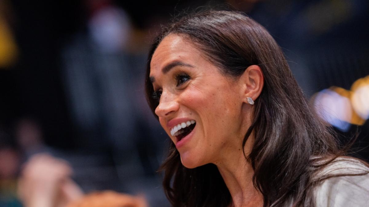 Meghan Markle kann nicht an sich halten: Bei den Dreharbeiten f&uuml;r die neuen Episoden von "With Love, Meghan" f&uuml;r Netflix sch&uuml;ttete sich die Herzogin von Sussex f&ouml;rmlich aus vor Lachen. (Foto)