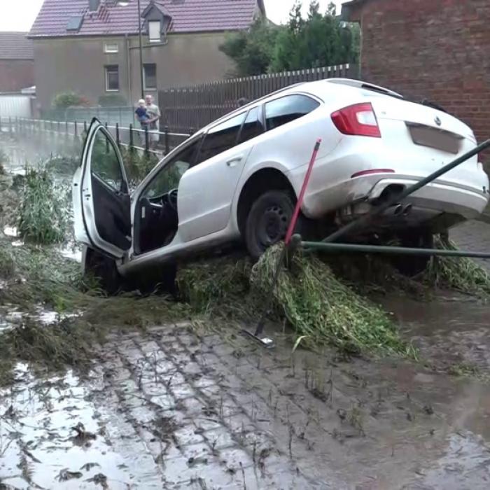 Straßen überflutet! Schlammlawine verwüstet Dorf nach Starkregen