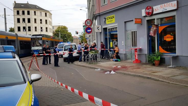 Beamte sperren den Tatort in Leipzig.