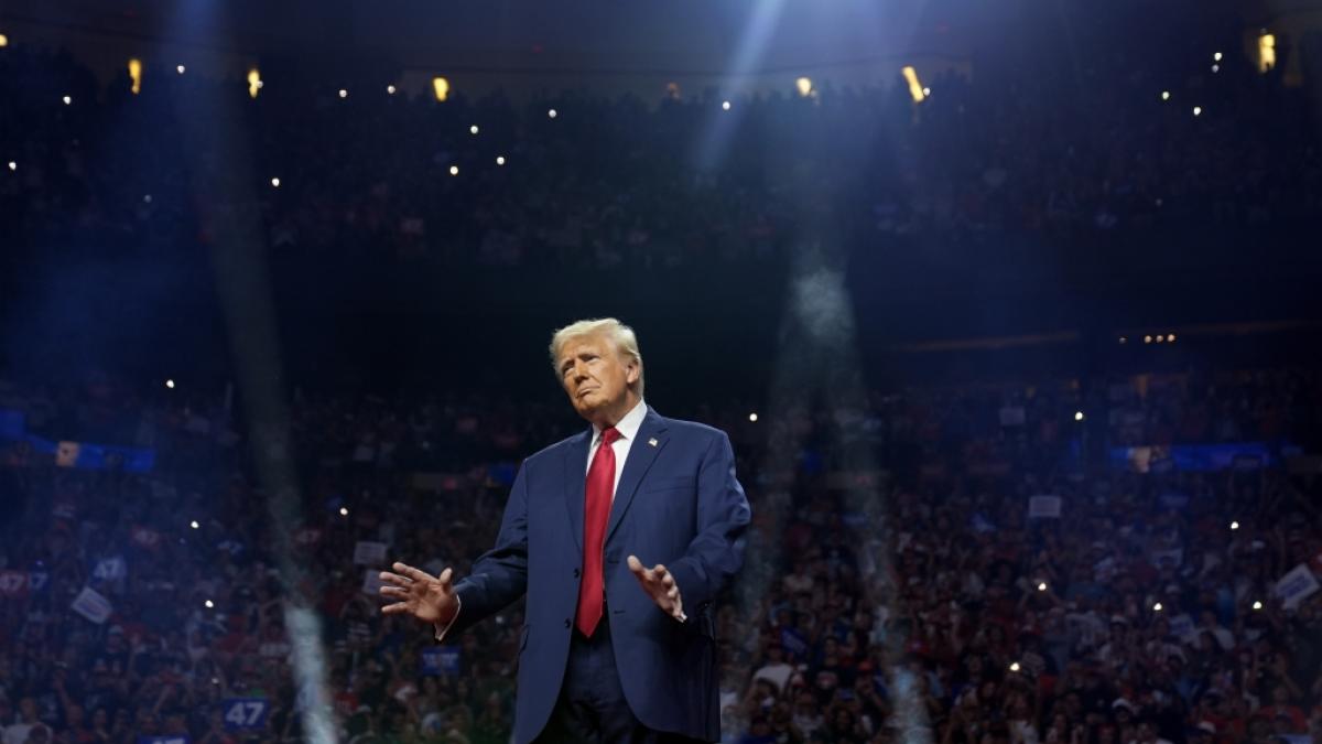 Donald Trump wurde bei der Rede von Polizeivertreter Justin Harris in der Desert Diamond Arena von Glendale unruhig. (Foto)
