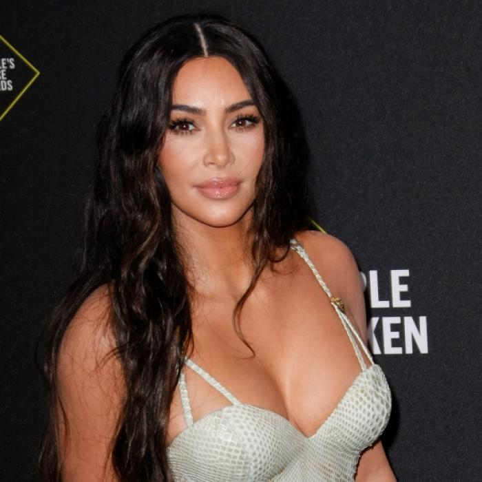 Bikini-Kracher! Will Kim IHN mit diesem Halbnackt-Hammer anlocken?