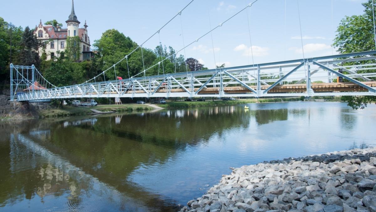 Den Sprung von der H&auml;ngebr&uuml;cke &uuml;ber den Fluss Mulde bei Grimma in Sachsen bezahlte ein junger Mann am Pfingstmontag mit dem Leben. (Foto)