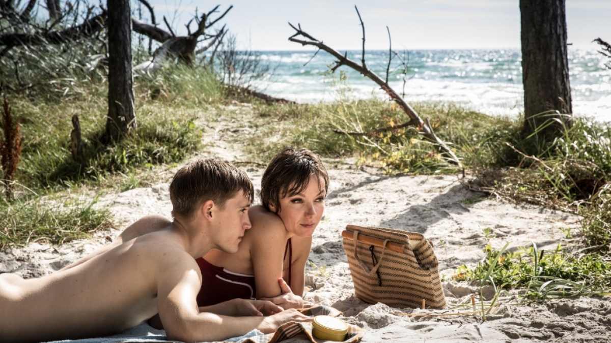 Christian (Jonas Nay) und Stella (Julia Koschitz) genie&szlig;en die Zeit zu zweit. Sie d&uuml;rfen dabei nur nicht entdeckt werden. (Foto)