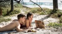 Christian (Jonas Nay) und Stella (Julia Koschitz) genießen die Zeit zu zweit. Sie dürfen dabei nur nicht entdeckt werden.