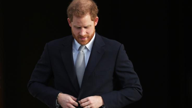 Prinz Harry ist in einem US-Podcast hart mit der britischen Königsfamilie ins Gericht gegangen.