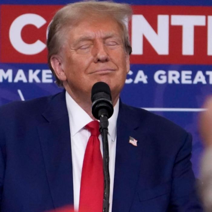 Pinkel-Alarm! Trump blamiert sich bei Wahlkampf-Show