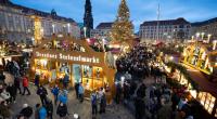 Ein Blick von oben auf den Dresdner Striezelmarkt.