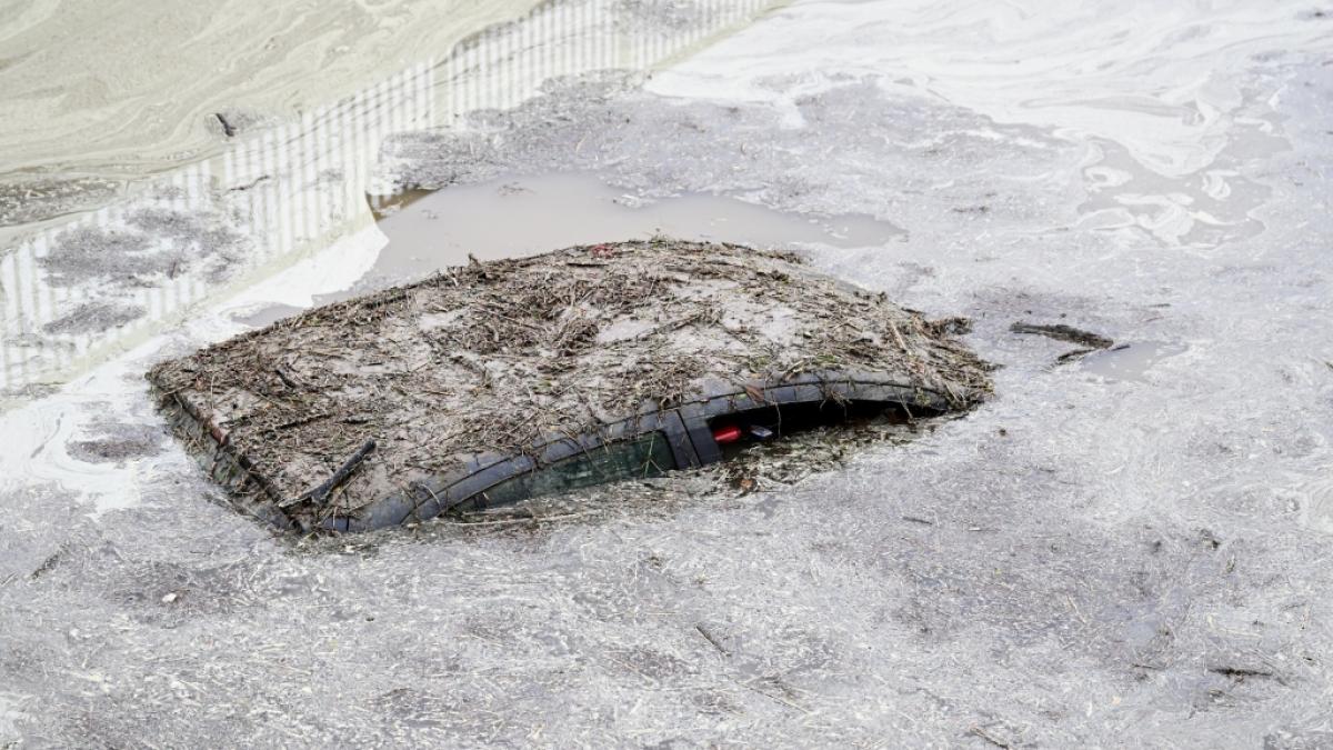 Das Dach eines Autos ragt aus dem Wasser, dass teilweise die Bundesstra&szlig;e B23 &uuml;berflutet hat. Die Stra&szlig;enunterf&uuml;hrung war nach Starkregen vollgelaufen. (Foto)